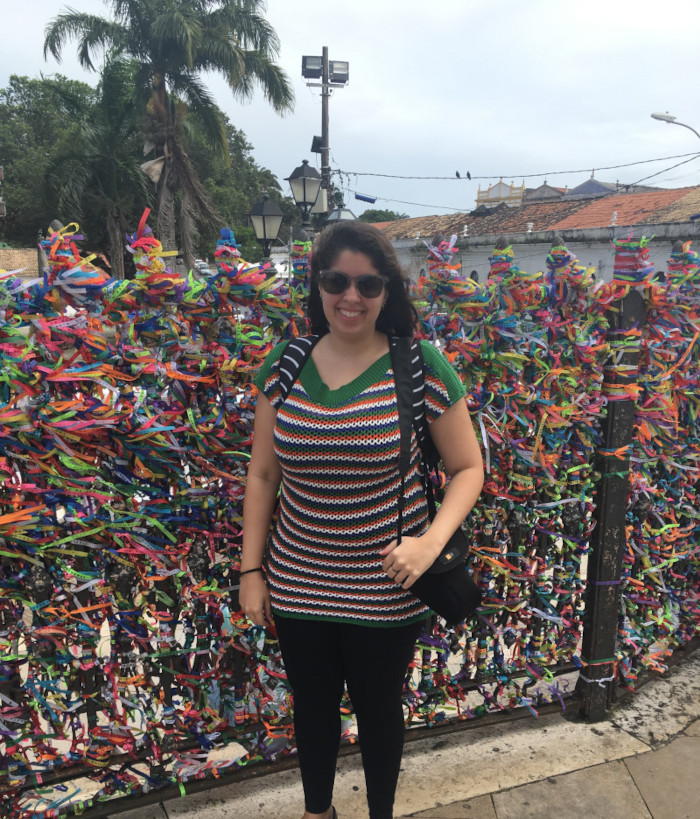 Chrys em frente ao portão da igreja do Senhor do Bonfim, em Salvador.