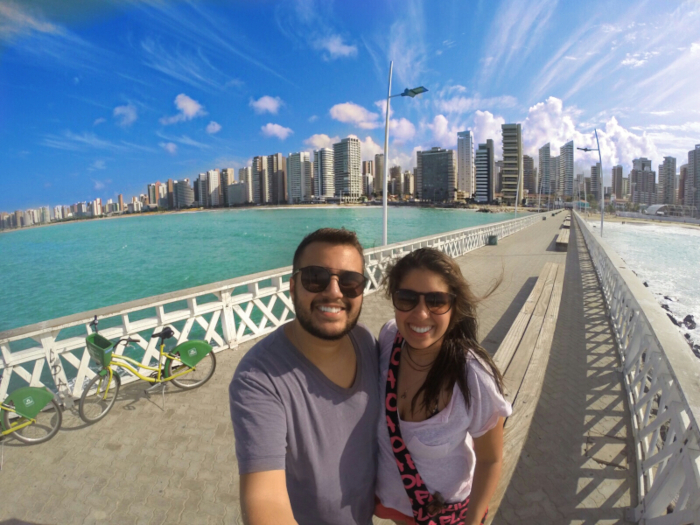 Chrys e seu marido, Thiago, num píer em Fortaleza, no Ceará.