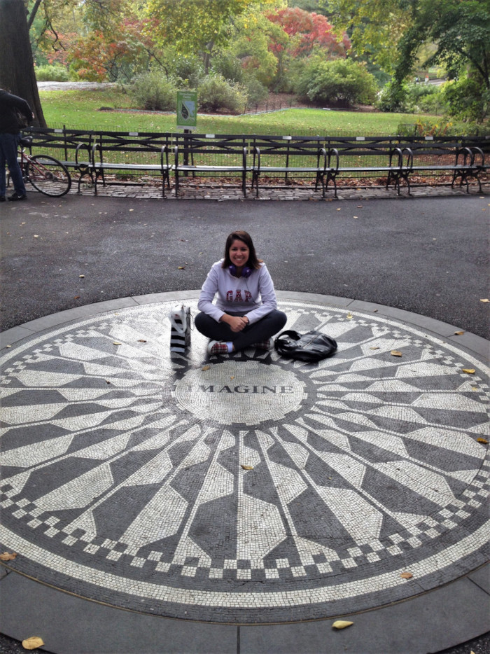 Chrys no memorial Strawberry Fields, localizado no Central Park.